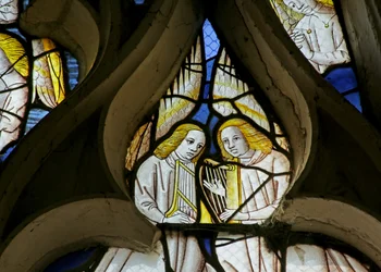 Fenster, das Gott, Engel und darüber das zweite Kommen Christi darstellt